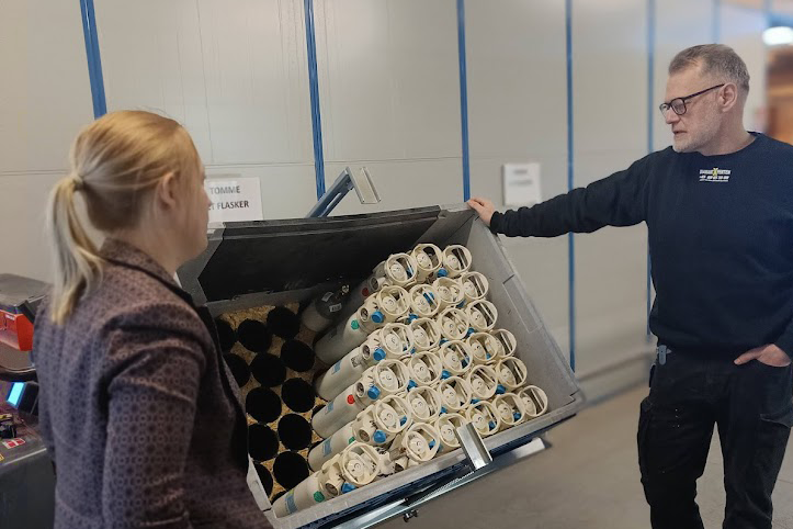 Gaskonsulent og flaskeansvarlig på Herlev Hospital taler om medicinsk ilt som oxygen, og lattergas.